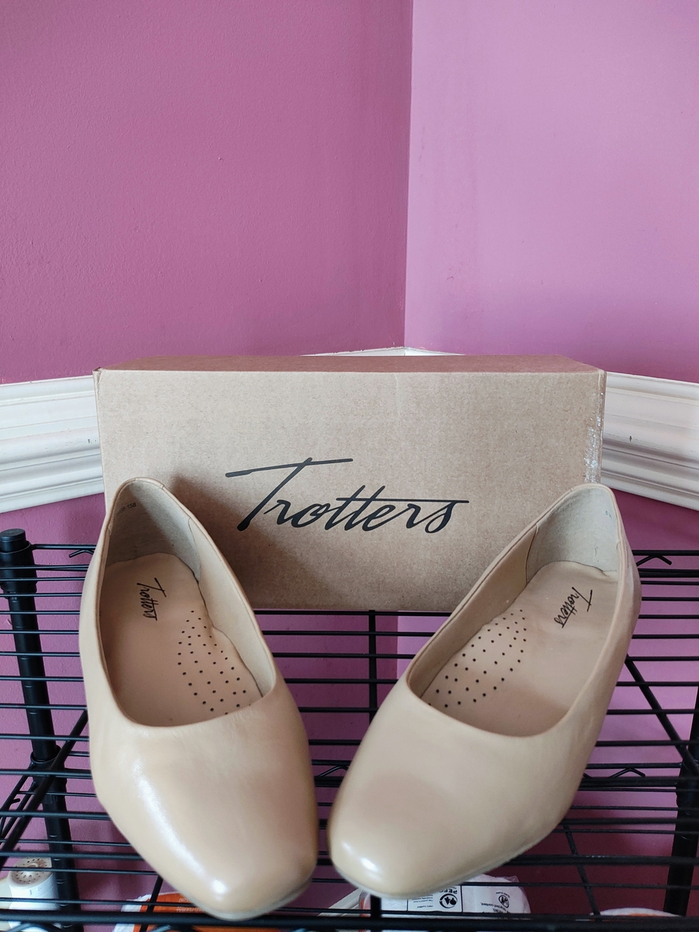Trotters Women's Nude Leather Slip-On Flats